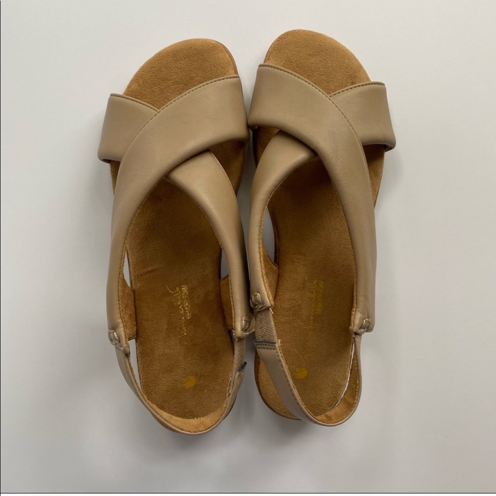 Gloria Vanderbilt Jacey Criss Cross Flat Sandals